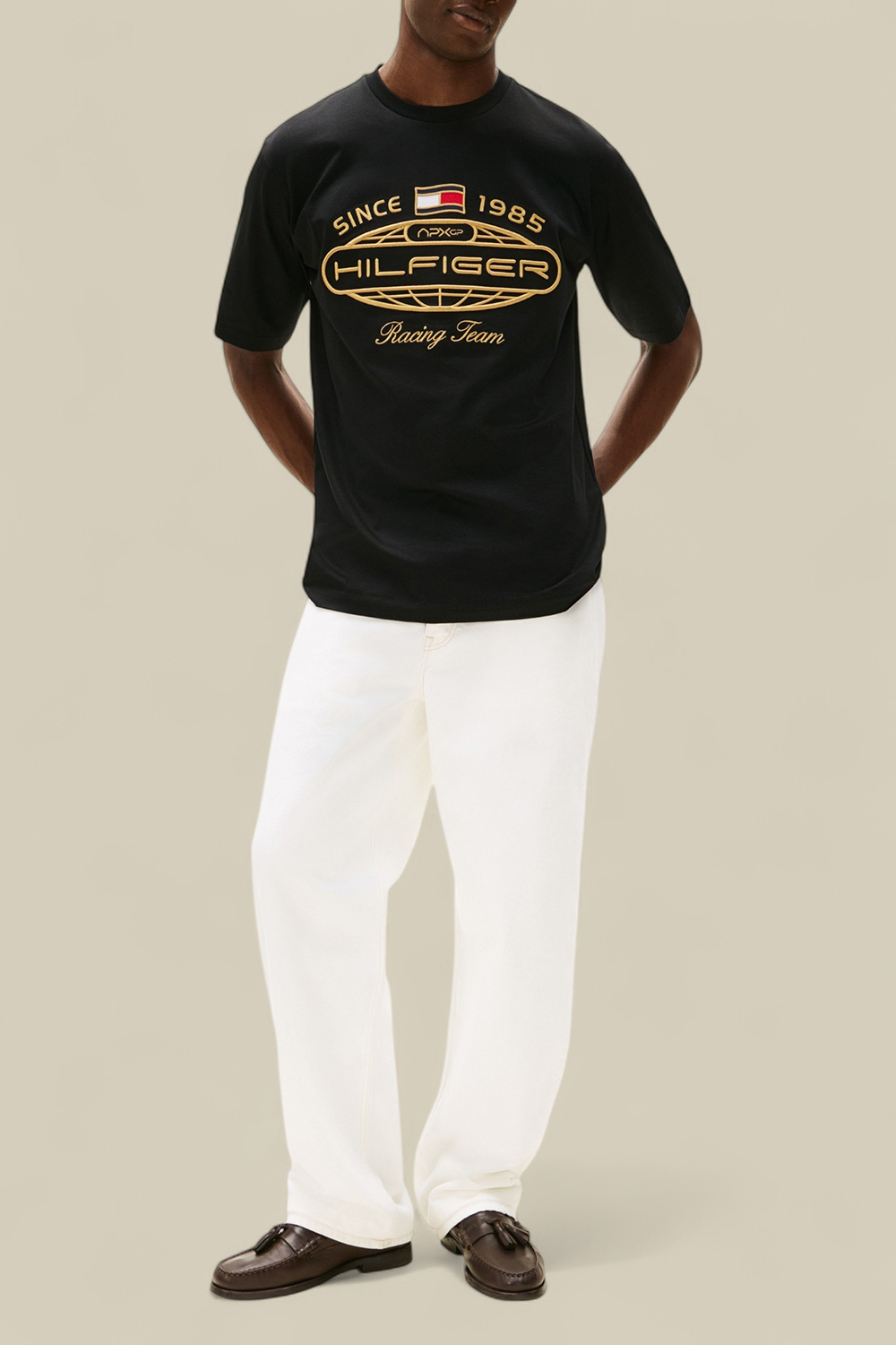 תמונת כל הלוק של חולצת טי